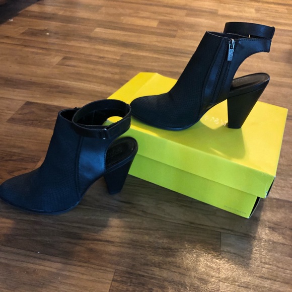 Kenneth Cole Reaction- Peg Rest Bootie - Picture 3 of 5